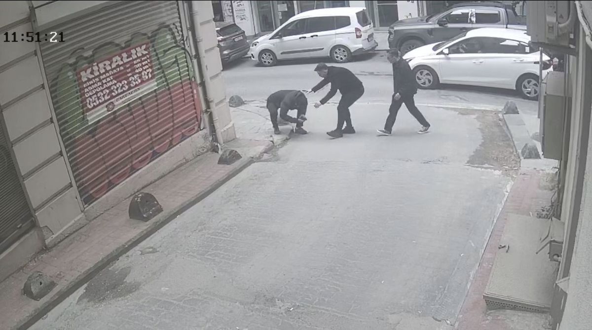 Beyoğlu'nda kaldırımda yürürken başına cam düştü; 7 dikiş atıldı