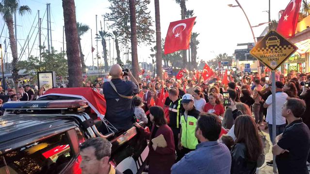 Bodrum'da kalabalık meydanlara sığmadı
