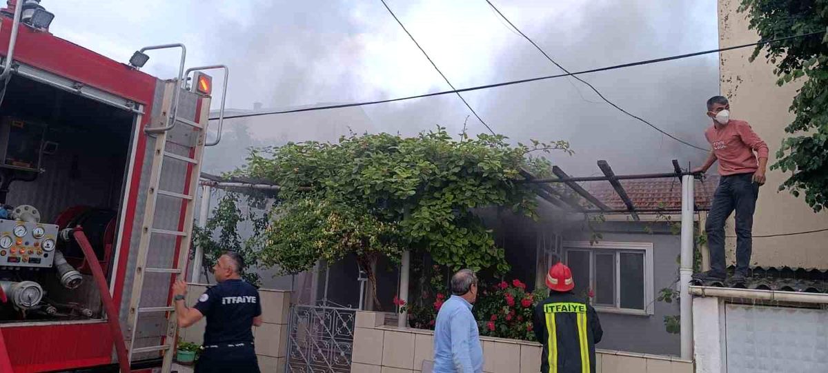 Çan'da alevlere teslim olan ahşap ev kullanılmaz hale geldi