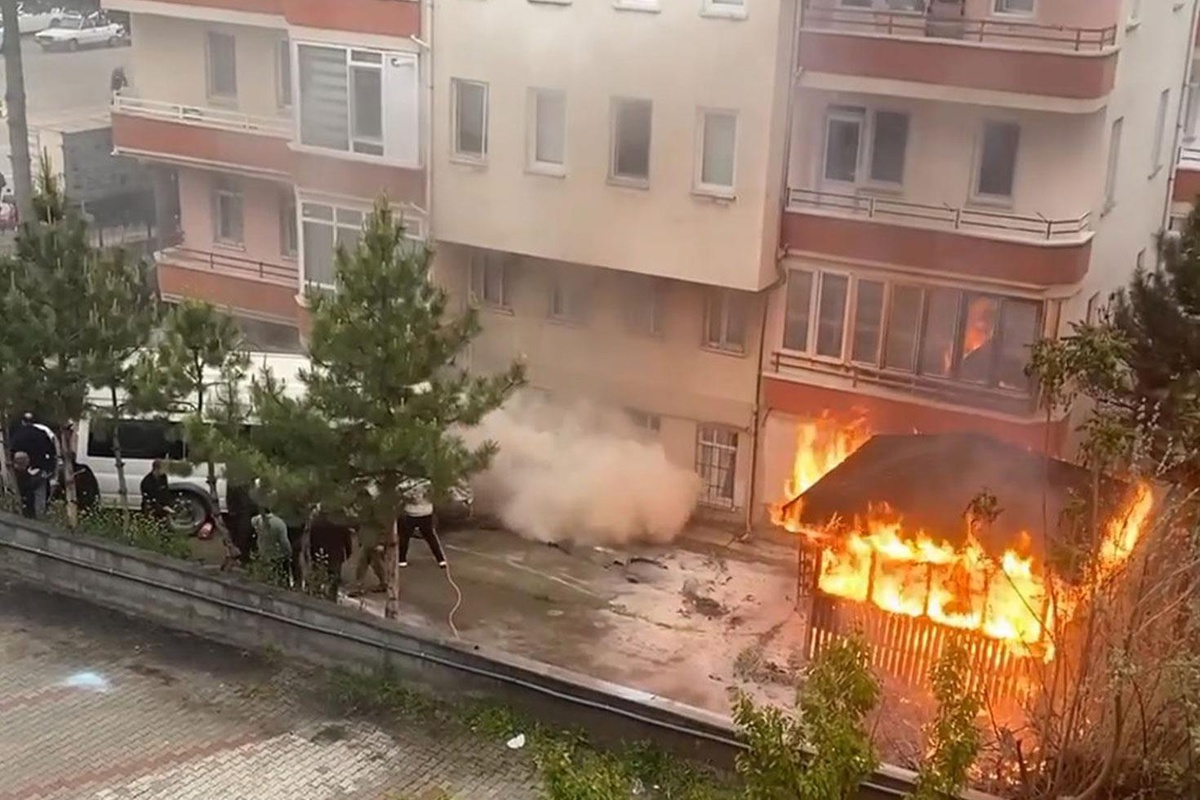 Mahalle sakinleri otomobili iterek alevlerden uzaklaştırmaya çalıştı
