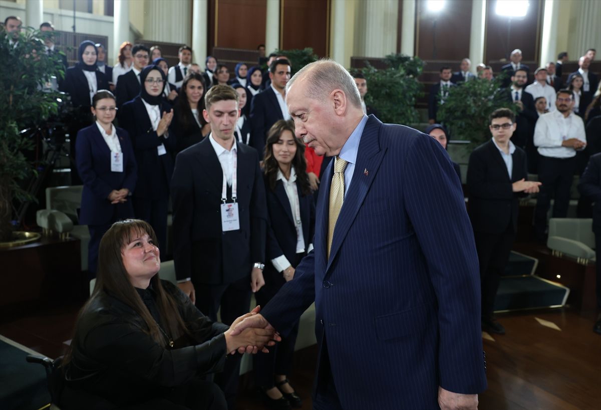 Erdoğan: Gençlerin her alanda yanında olmaya devam edeceğiz