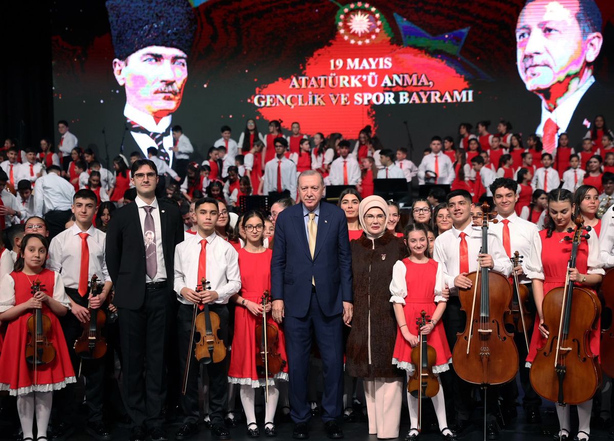 Cumhurbaşkanı Erdoğan ve eşi Emine Erdoğan, 19 Mayıs Çocuk Orkestrası Konseri'ne katıldı