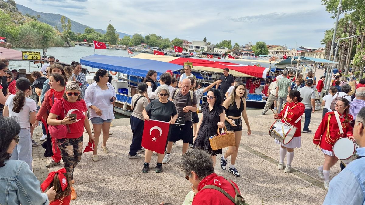 Dalyan Kanalı'nda 19 Mayıs coşkusu: Teknelerde bando eşliğinde kutlama