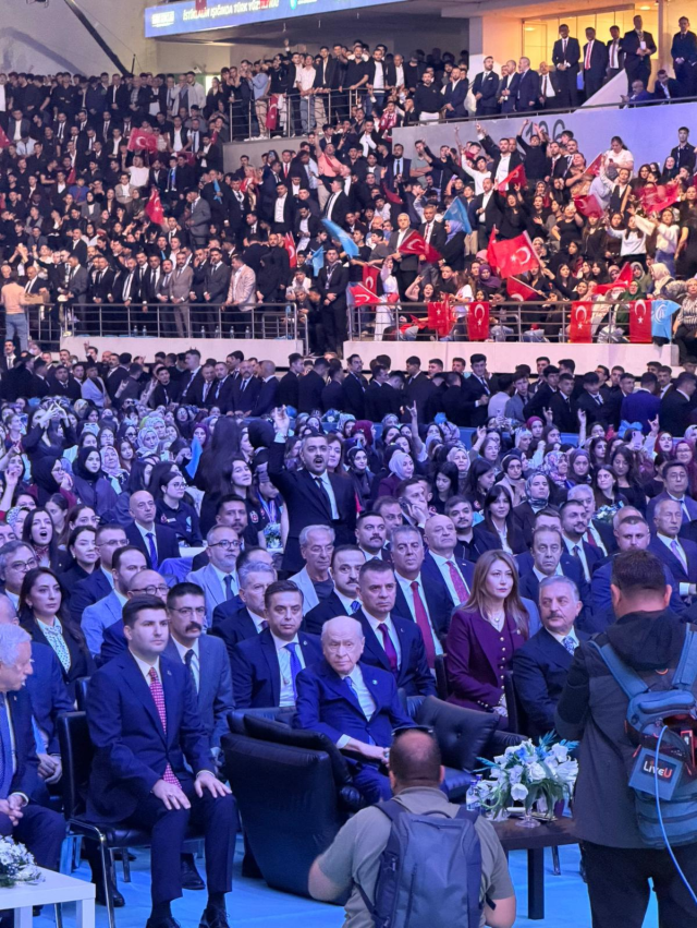 Devlet Bahçeli'den binlerce gence Terörsüz Türkiye mesajı: Kardeşlik bağlarınız sağlam olsun 5 devlet bahceli kardeslik bagla 19861072 4246 1 m