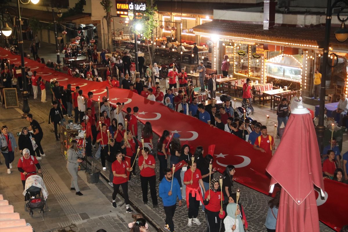Diyarbakır'da 19 Mayıs etkinlikleri kapsamında fener alayı düzenlendi