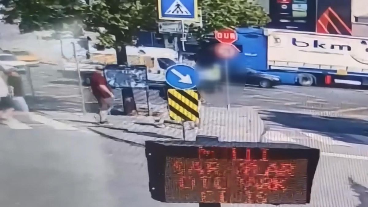 Dolmabahçe’de minibüsün çarptığı kadın trafik polisi ağır yaralandı; kaza kamerada