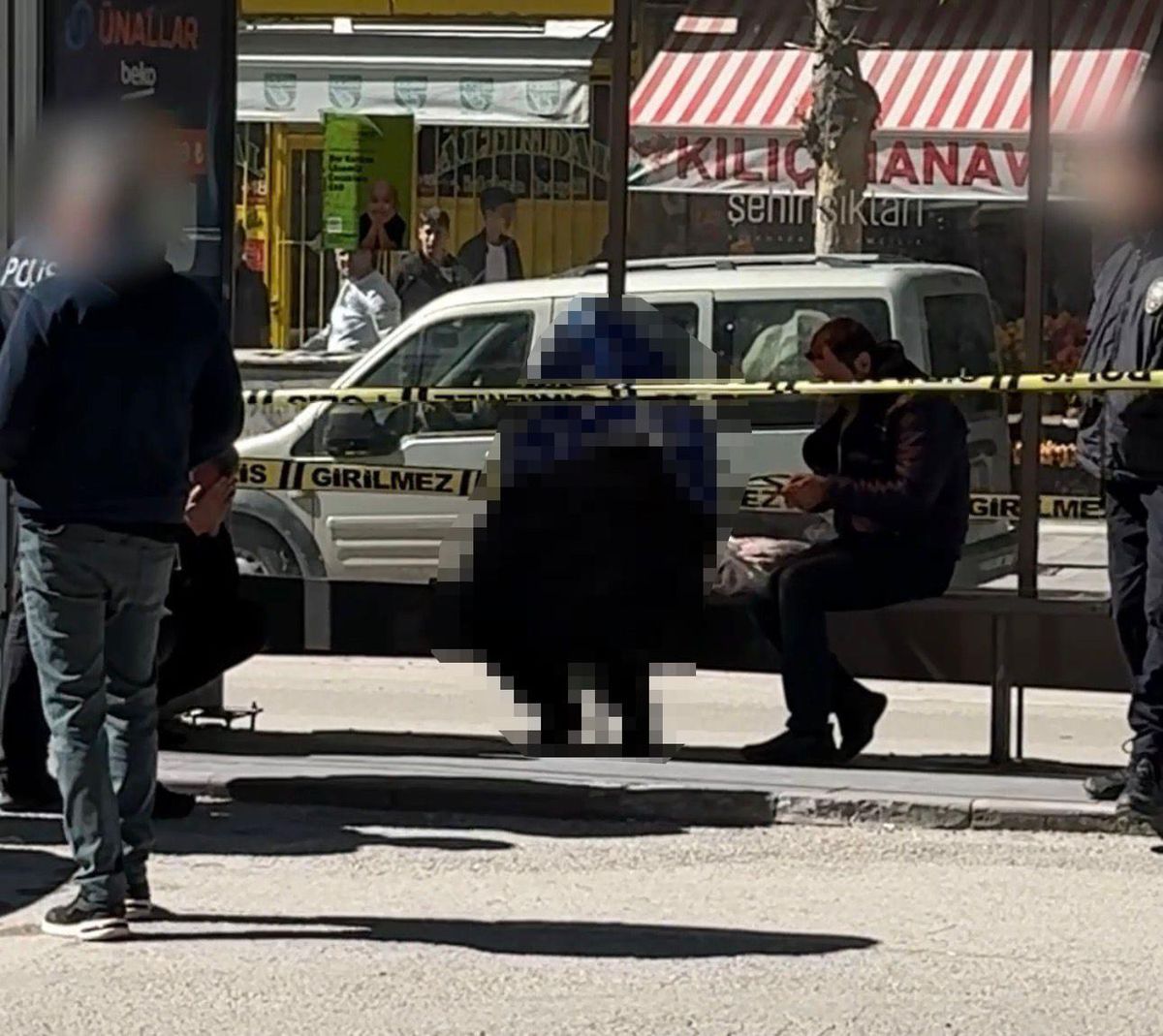 Ekmek almaya çıkan yaşlı adam durakta oturur vaziyette ölü bulundu