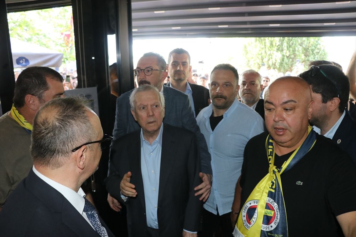 Fenerbahçe Kulübü Başkan Adayı Aziz Yıldırım, taraftarlarla bir araya geldi