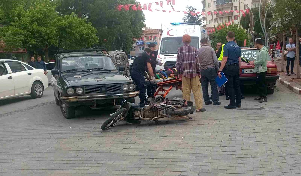 Gediz'de otomobil ile motosiklet çarpıştı, 2 kardeş yaralandı
