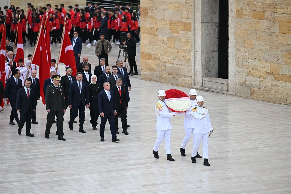 Bakan Bak ve Gençler 19 Mayıs’ta Anıtkabir’de