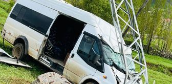 Şemdinli'de minibüs elektrik direğine çarptı: 11 yaralı