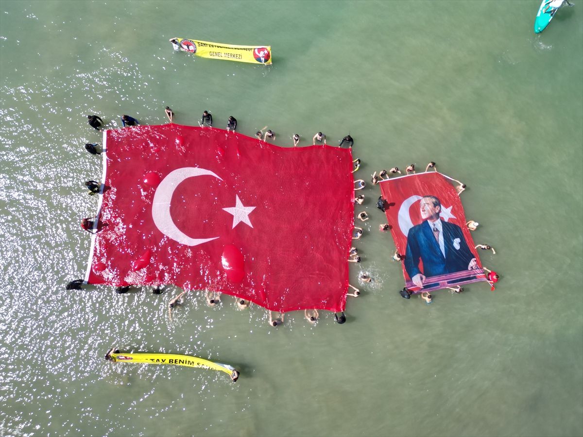 Hatay'da denizde 138 metrekarelik Türk bayrağı açıldı