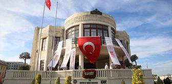 Hatay'da depremde yıkılan tarihi meclis binası tiyatro sahnesi oldu