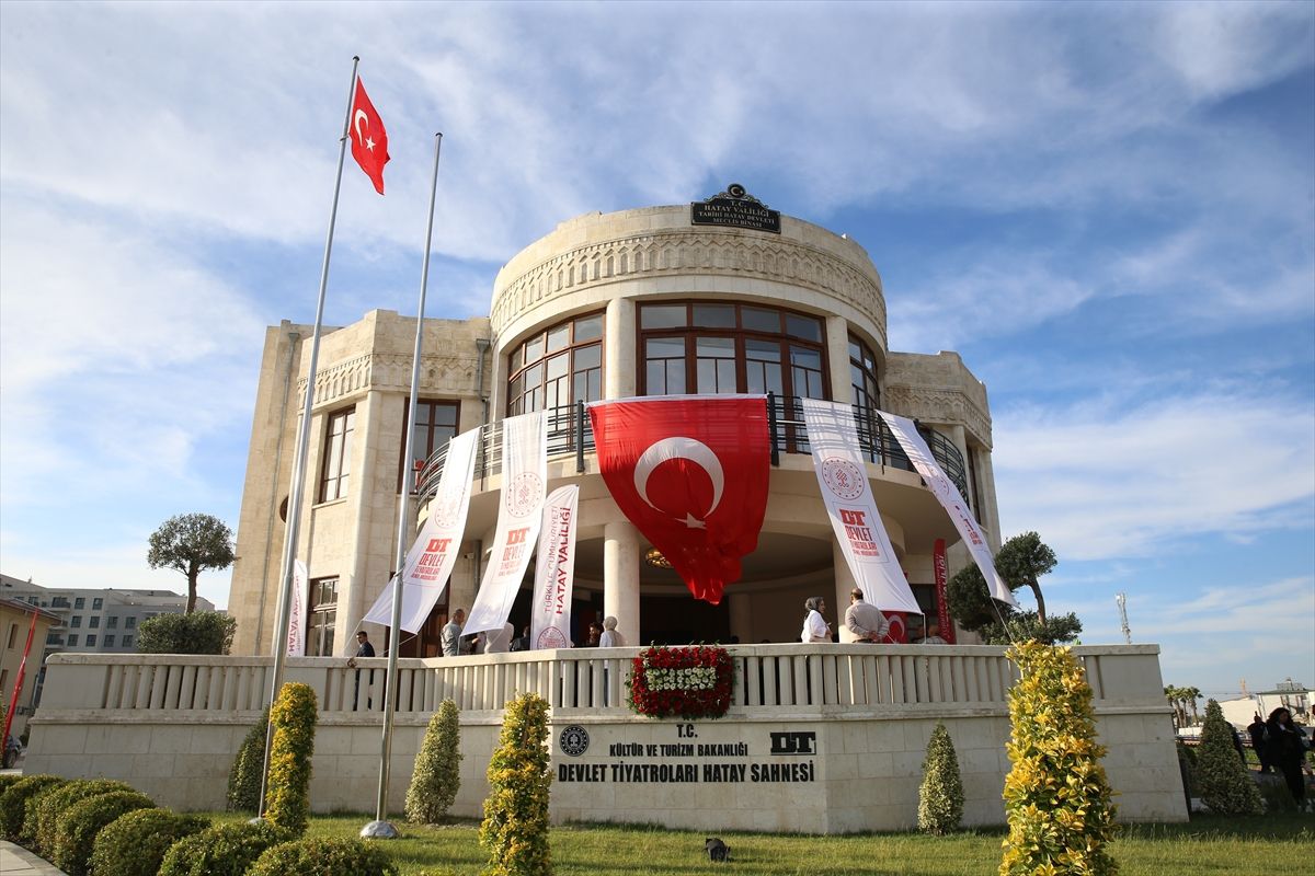 Hatay'da depremde yıkılan tarihi meclis binası tiyatro sahnesi oldu