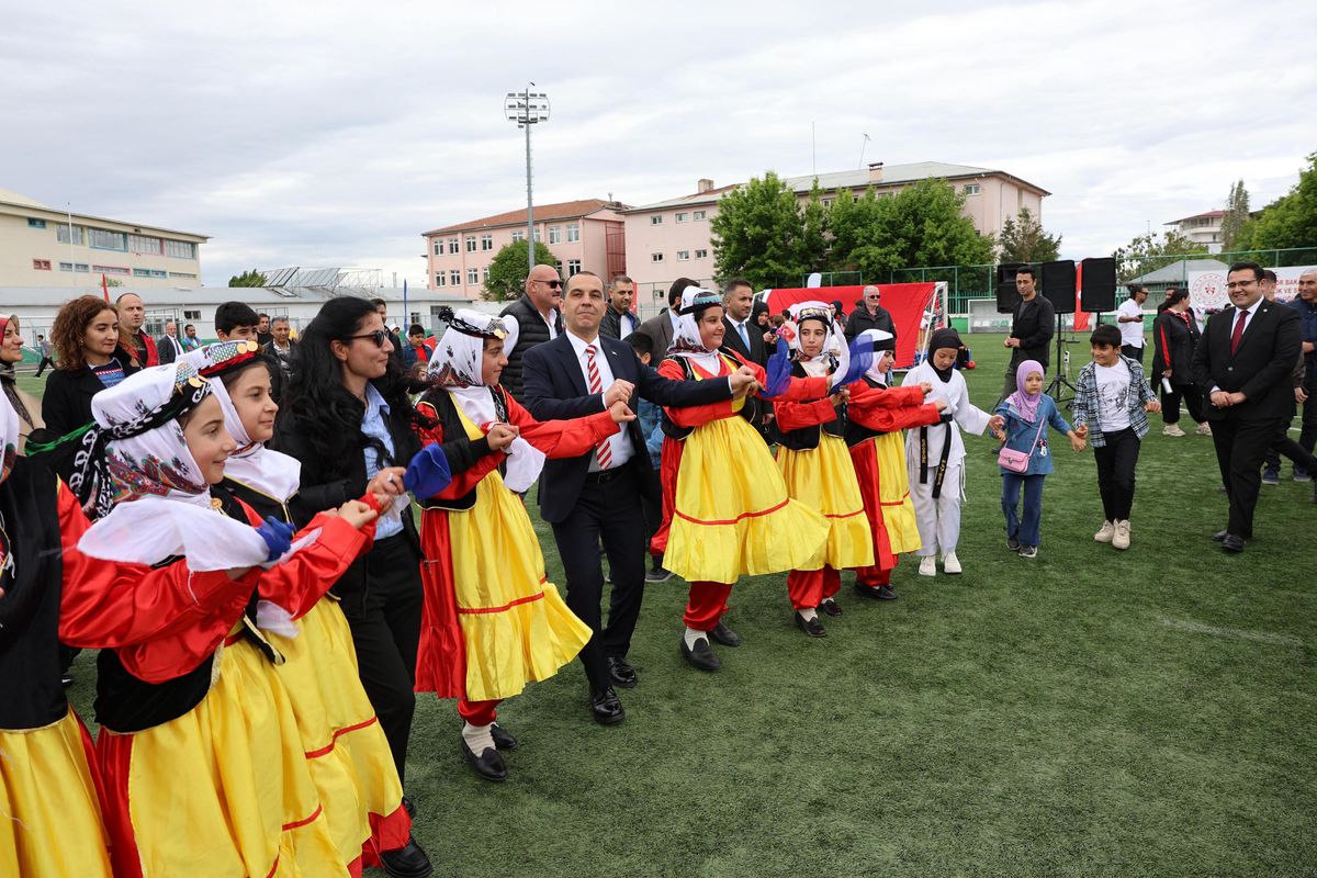 Iğdır'da 19 Mayıs Coşkusu: Vali Taşolar Gençlerle Halay Çekti
