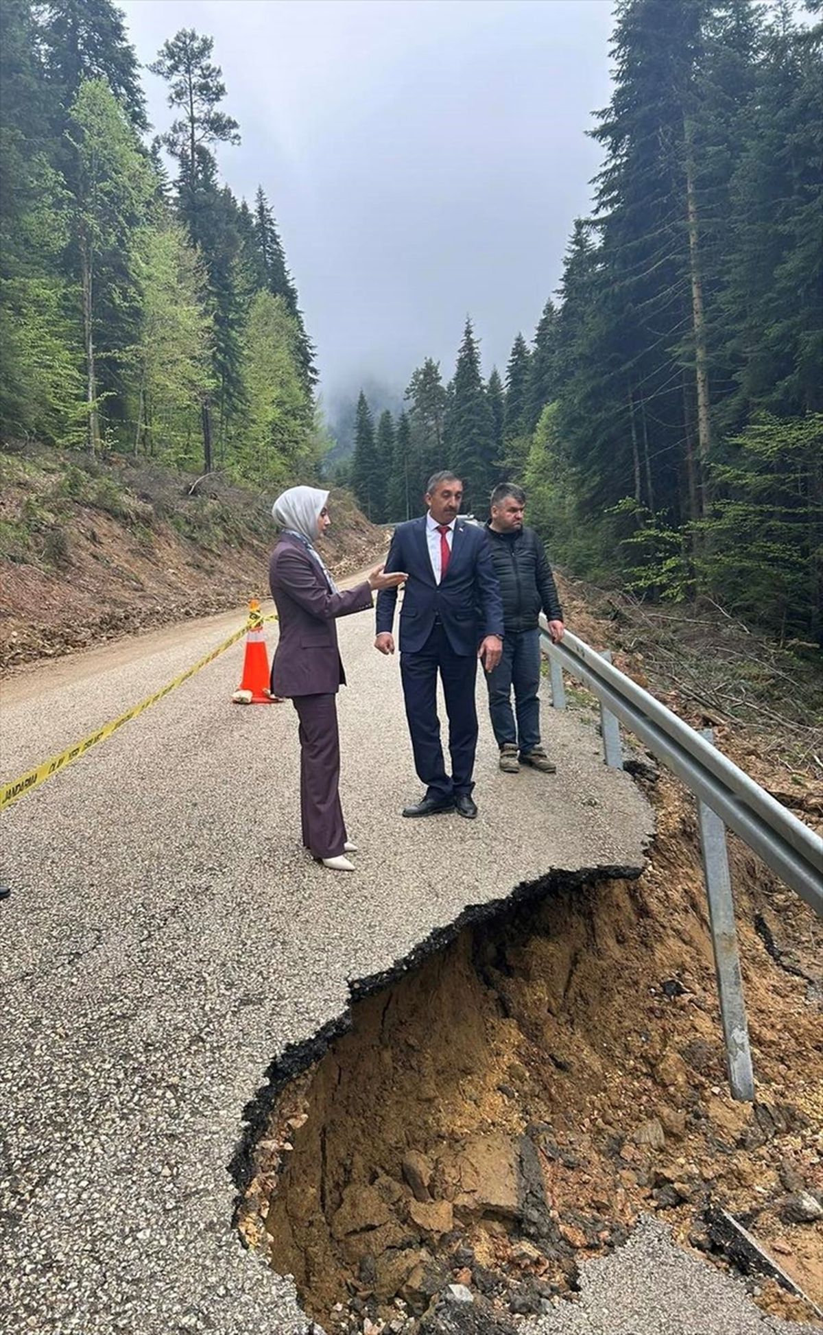 Kastamonu'da heyelan nedeniyle köy yolunun bir bölümü çöktü