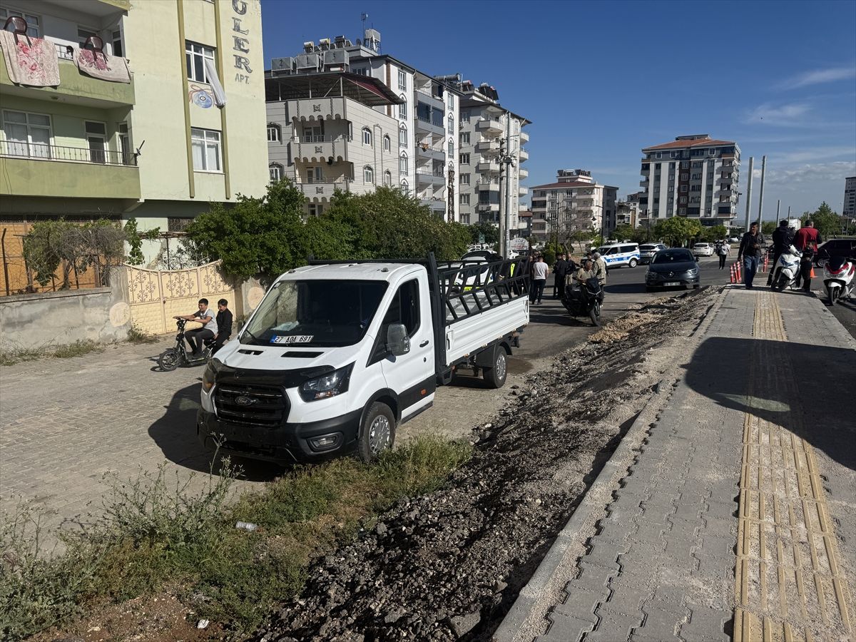 Kilis'te kamyonet ile motosikletin çarpıştığı kazada 3 kişi yaralandı
