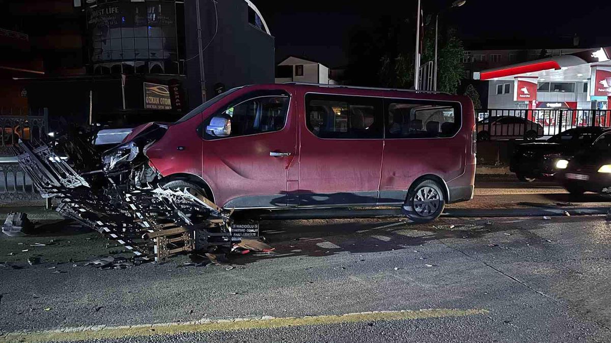 Kontrolden çıkan minibüs refüjdeki demirlere çarptı