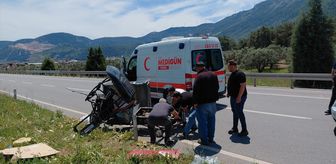 Manisa'da tırla çarpışan elektrikli motosikletteki aynı aileden 1 kişi öldü, 4 kişi yaralandı
