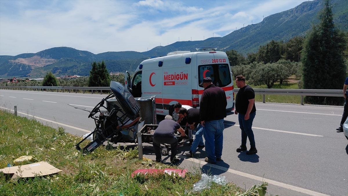 Manisa'da tırla çarpışan elektrikli motosikletteki aynı aileden 1 kişi öldü, 4 kişi yaralandı