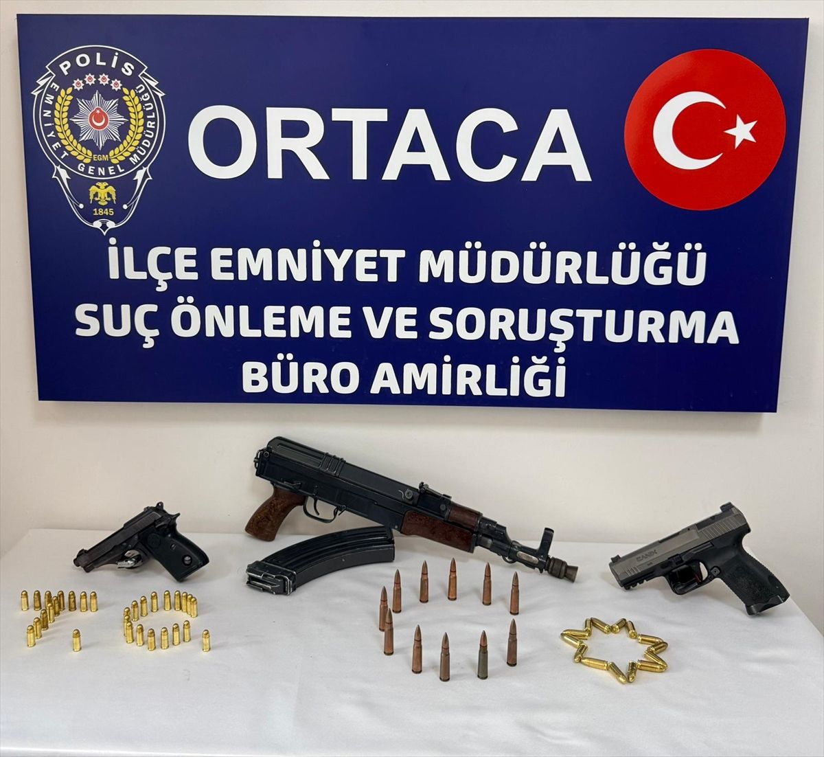 Muğla'da uzun namlulu silah ve ruhsatsız tabancayla yakalanan şüpheli tutuklandı