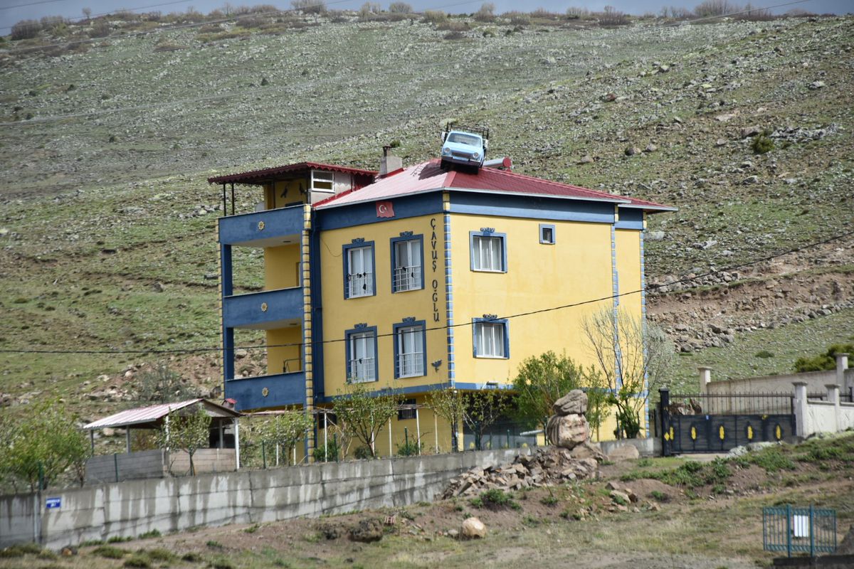 Niğde'de Evin Çatısındaki Anadol Kamyonet Köyü Cazibe Merkezi Yaptı