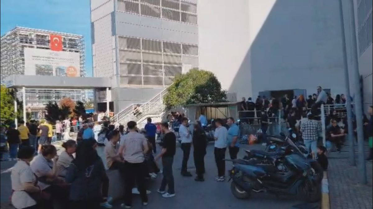 Pendik'te AVM'de Yangın: Tahliye Başlatıldı