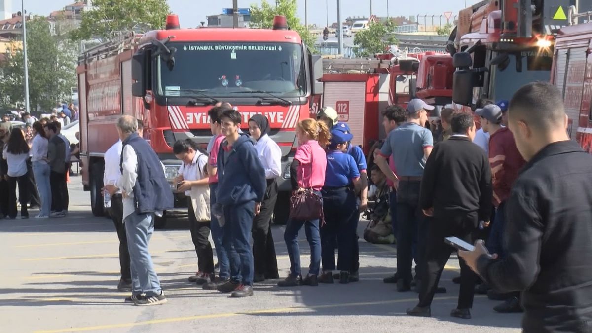 Pendik'te AVM'de Yangın: Tahliye Başlatıldı