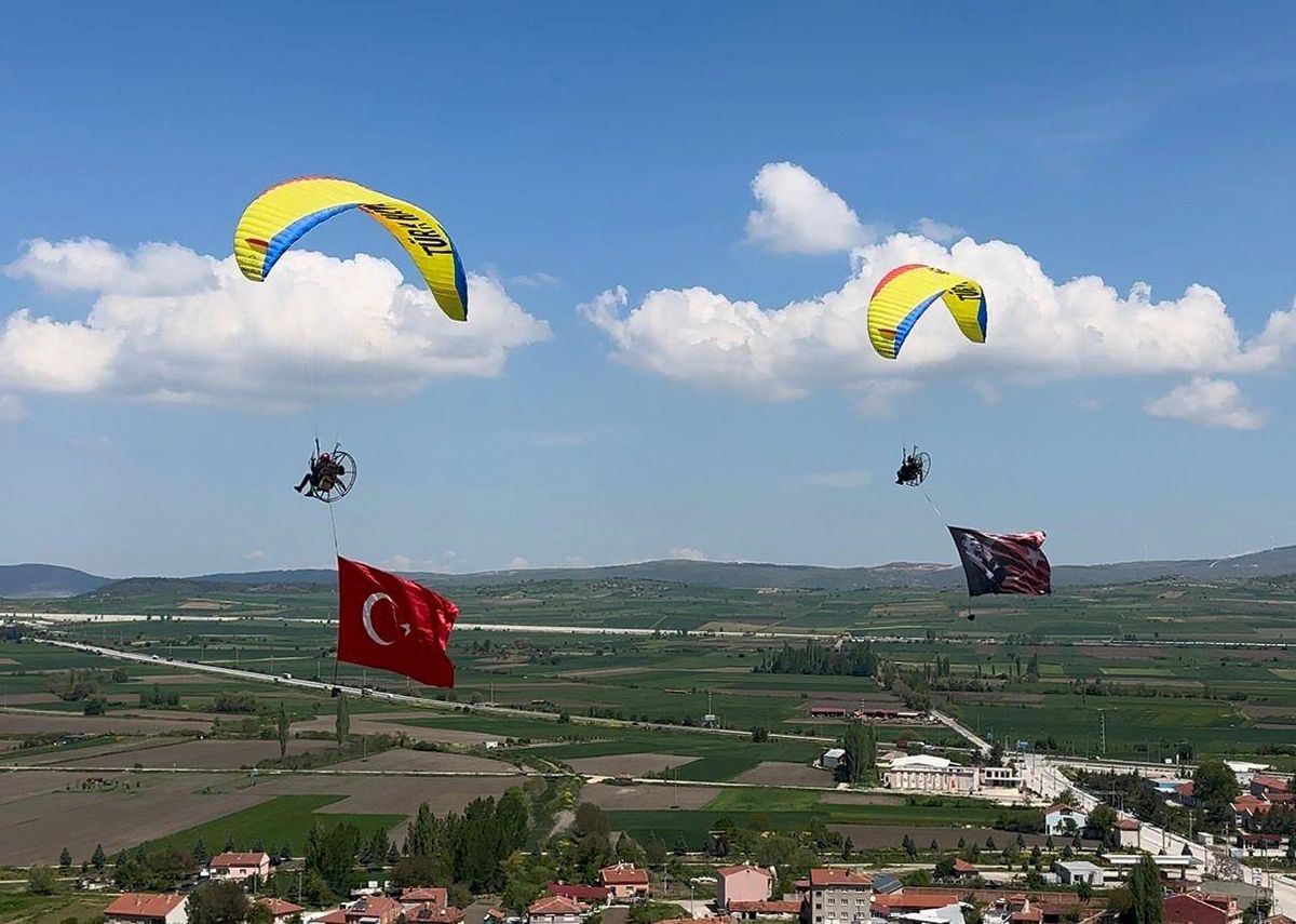 Pilotlar gökyüzünde Türk bayrağı açarak 19 Mayıs Atatürk'ü Anma Gençlik ve Spor Bayramı'nı kutladı