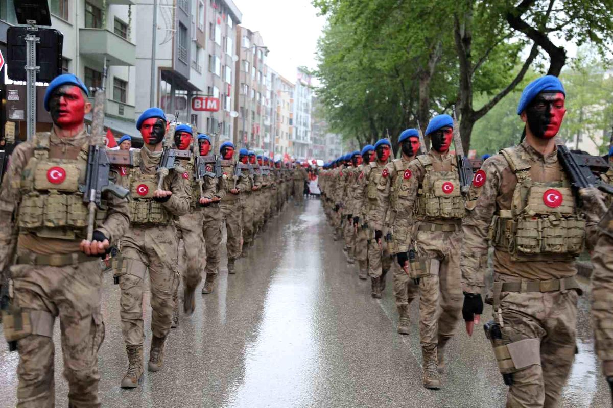 Kastamonu'da 19 Mayıs yürüyüşü sağanakta coşkuyla yapıldı