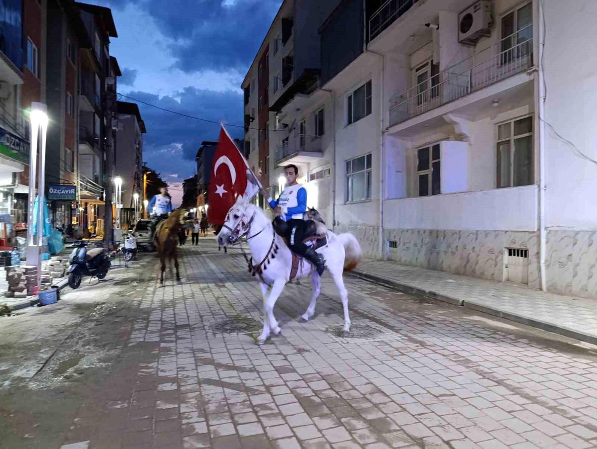 Selendi'de cirit atlı fener alayı