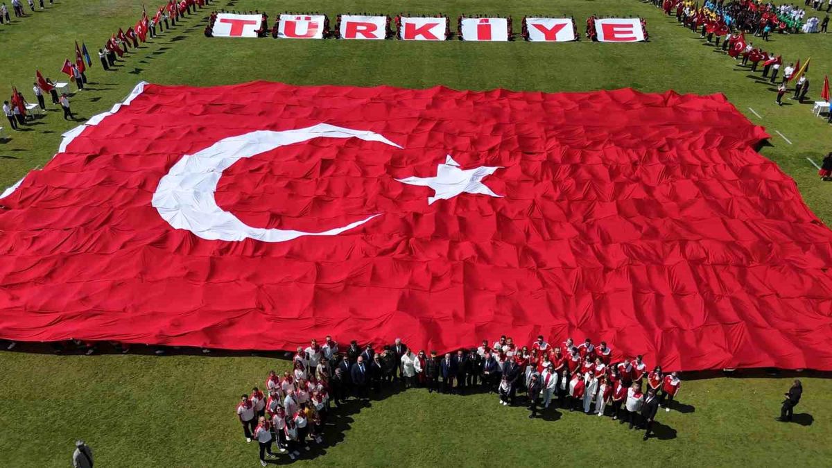 Stadyumda dev Türk bayrağı açıldı