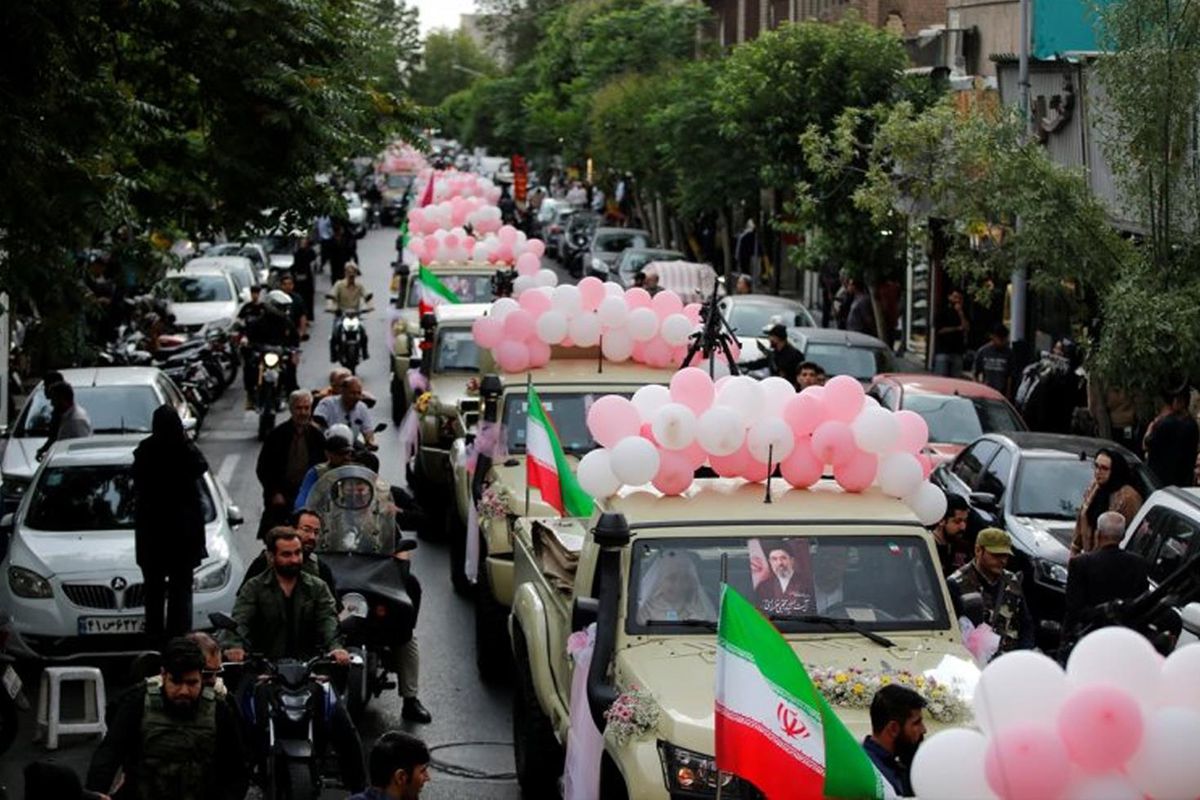 Kamuflajlar gitti, pembe balonlar geldi: İran’da askeri araçlar gelin arabası oldu