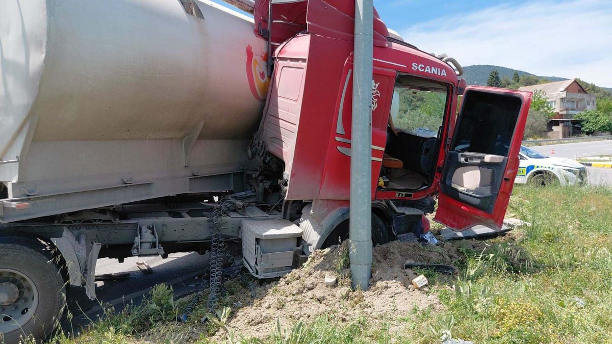 Kırkağaç'ta TIR elektrikli bisiklete çarptı: 1 ölü, 4 yaralı