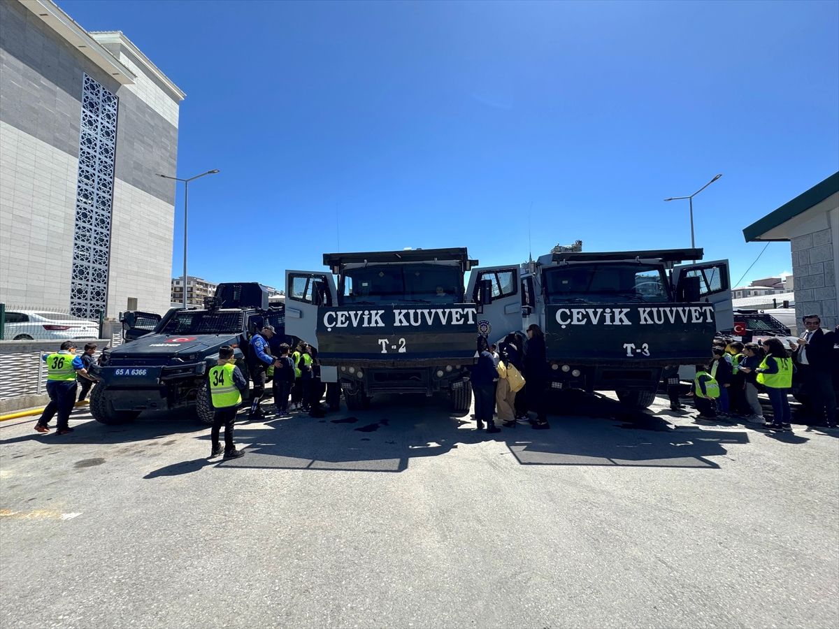 Van'da öğrencilere polis teşkilatı tanıtıldı