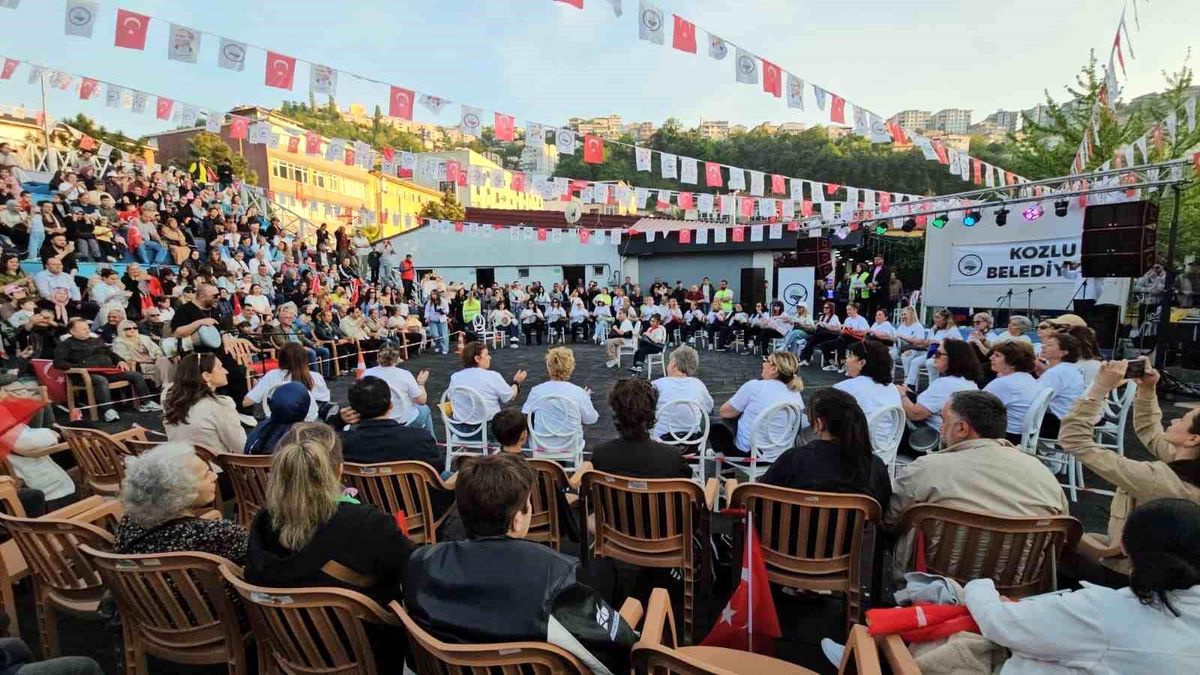 55 kadın bir araya geldi, hayatın stresini darbuka öğrenerek attı