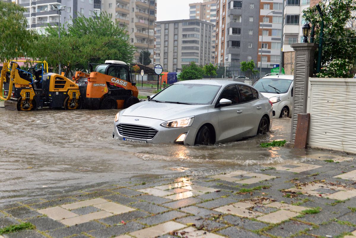 Adana'da sağanak nedeniyle yollar göle döndü
