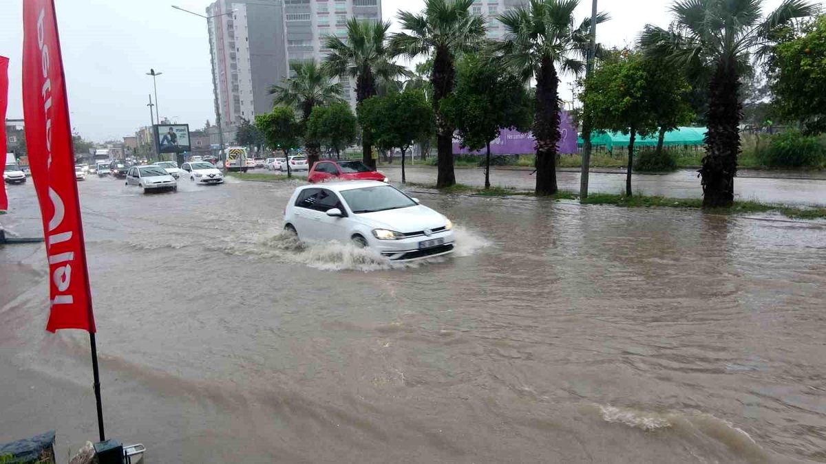 Adana'yı sağanak yağış vurdu, yollar göle döndü