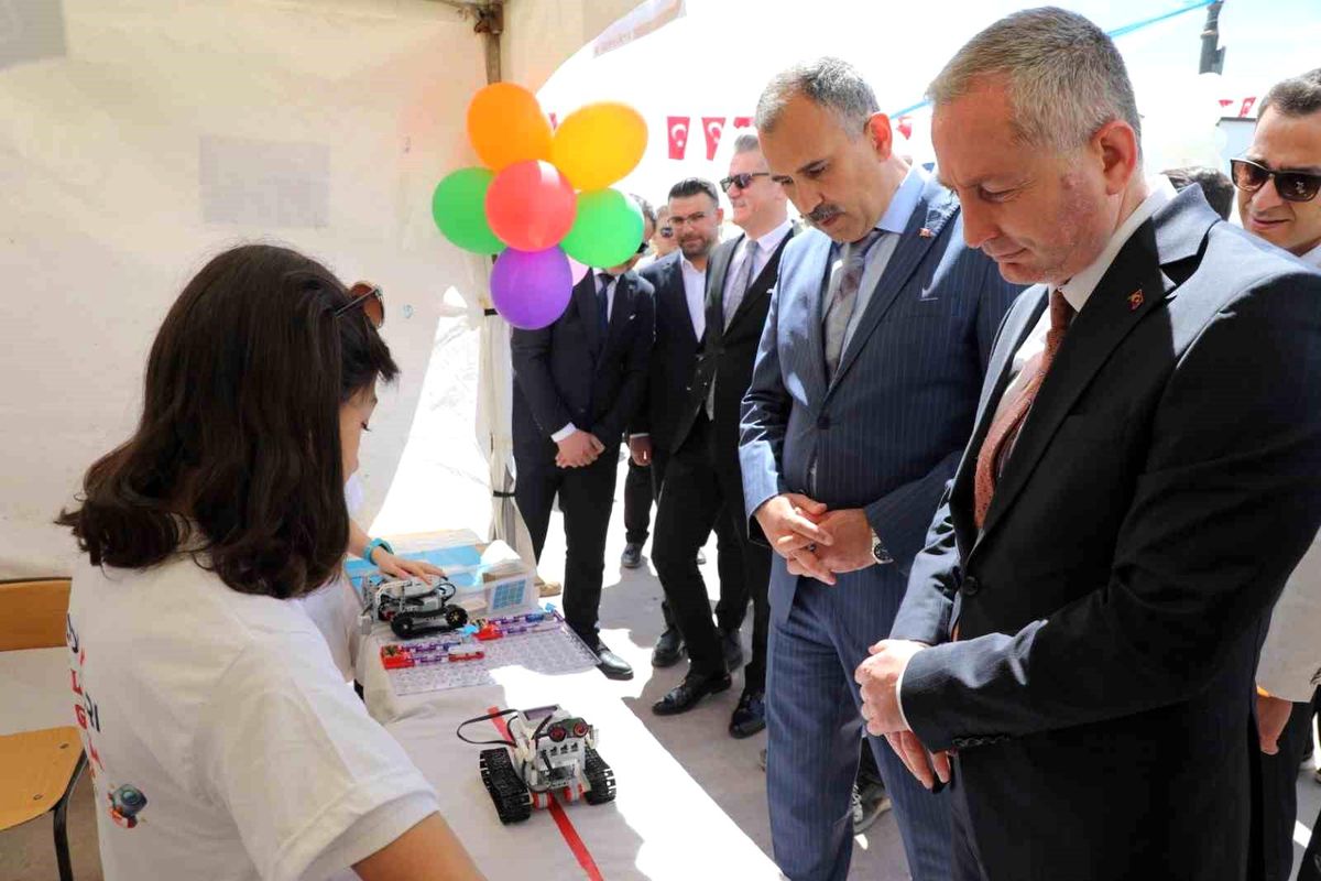 Ağrı'da "Bilim Dolu Günler Bilim Şenliği" başladı