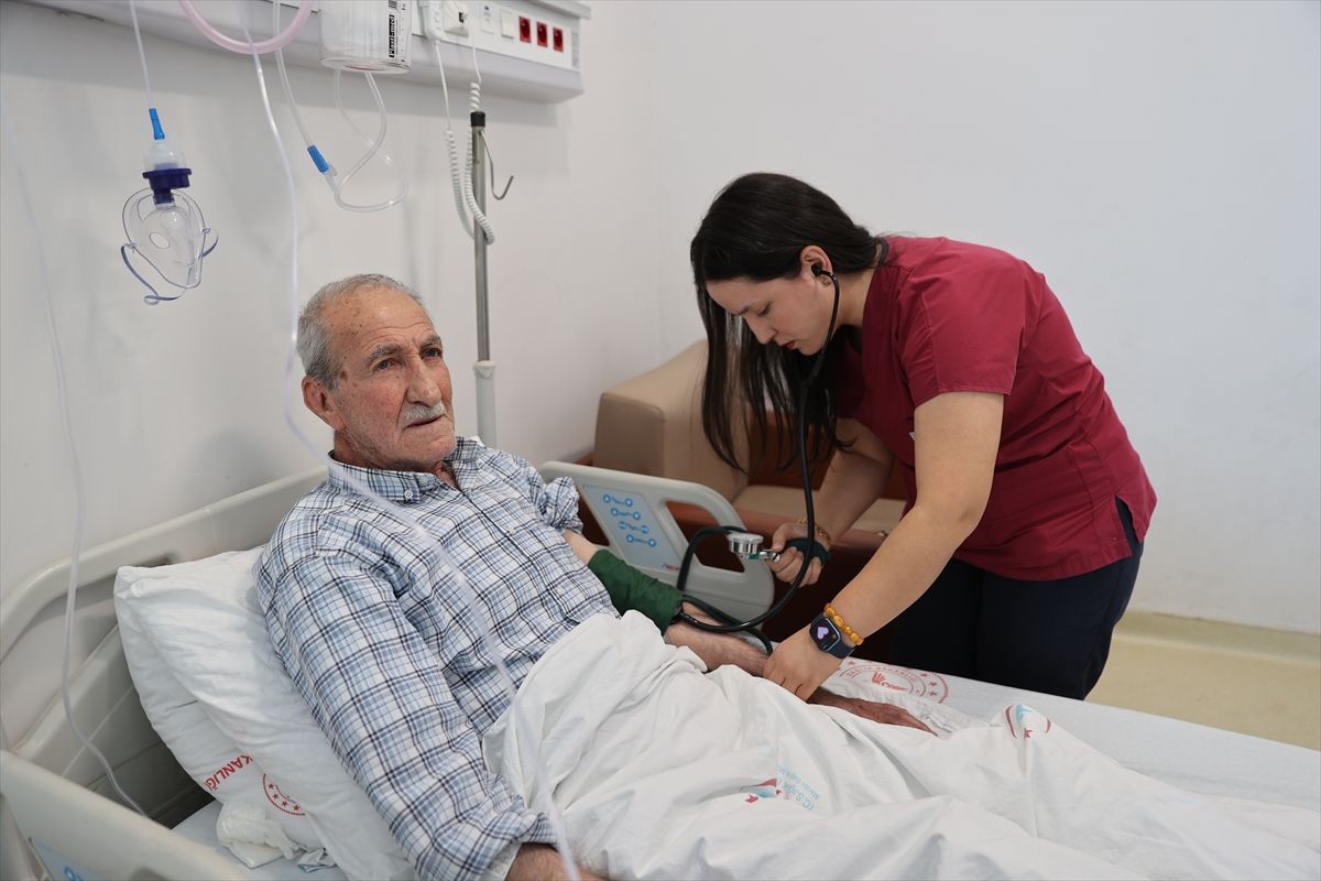 Akciğerlerine takılan 'akıllı sarmal tel' sayesinde oksijen cihazından kurtuldular