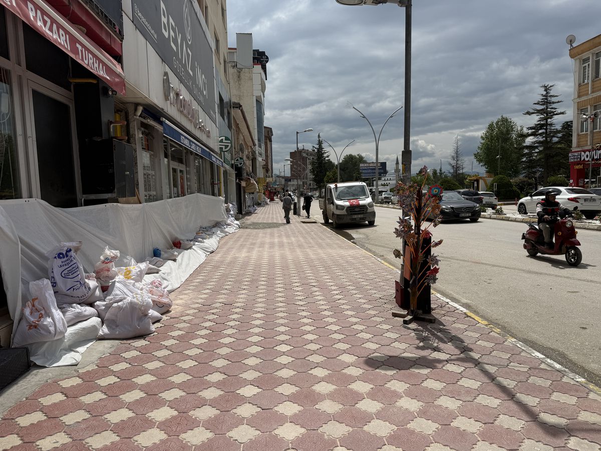 Almus Barajı'nda taşkın alarmı: Turhal'da esnaf kepenk kapattı