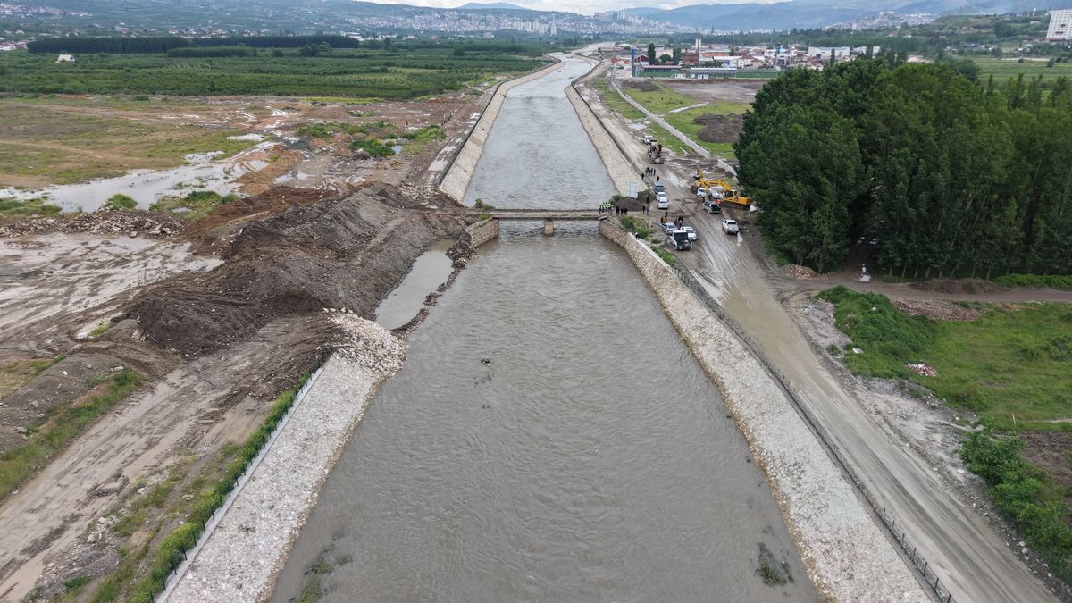 Almus Barajı'nda taşkın alarmı: Turhal'da esnaf kepenk kapattı