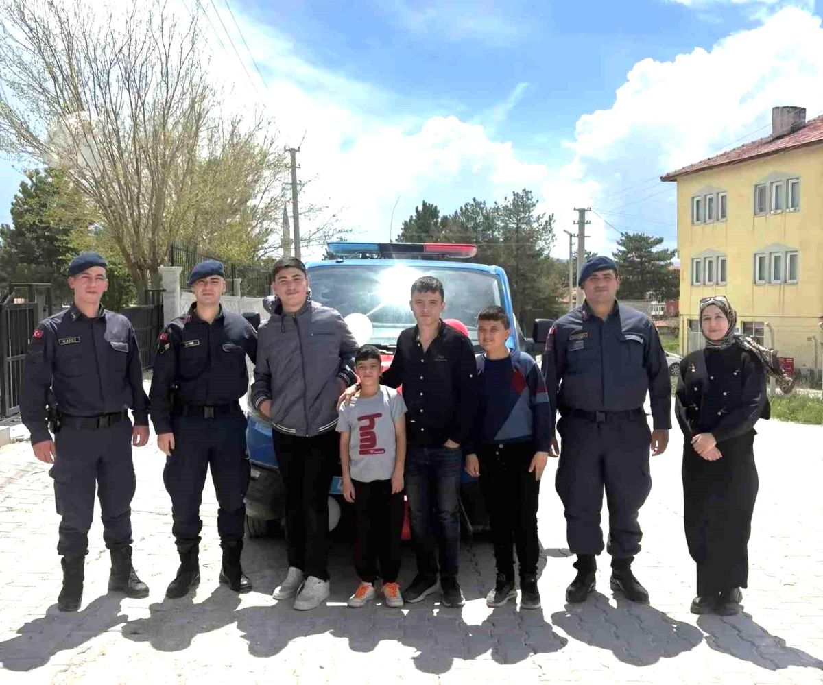 Altıntaş'ta özel öğrenciler ekip araçlarıyla ilçeyi gezdi