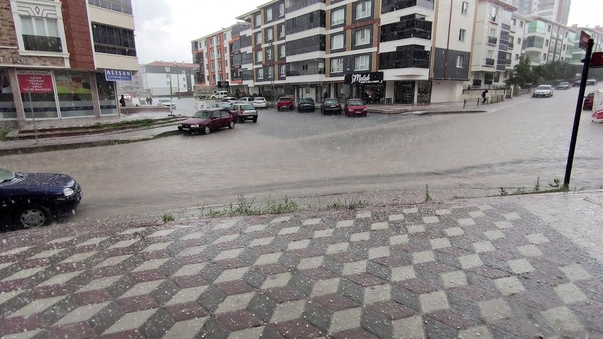 Ankara'da şiddetli yağmur ve dolu sokakları göle çevirdi
