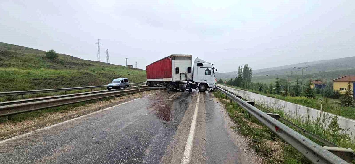 Ankara'da tır ile minibüs çarpıştı: 11 yaralı