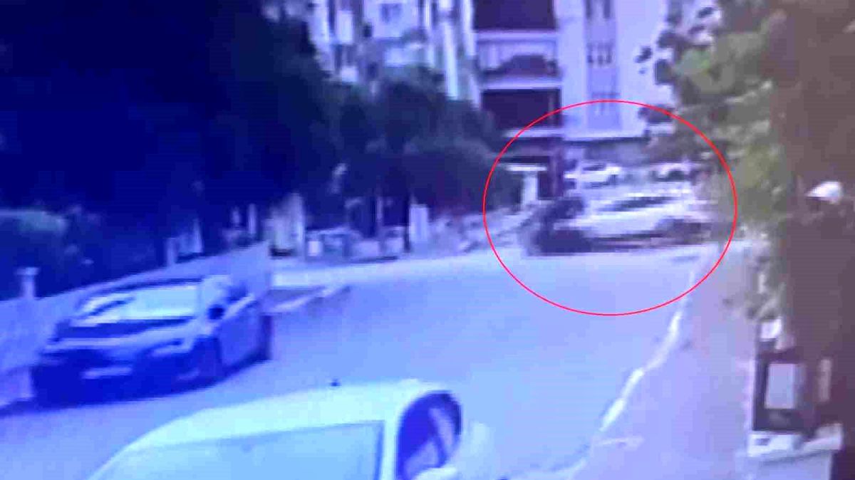 Antalya'da 2 polis memurunun yaralandığı kaza anı kameraya yansıdı