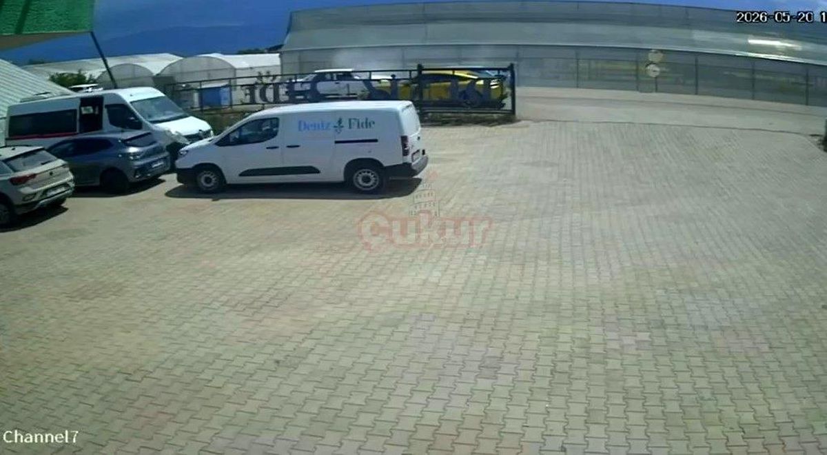 Antalya'da iki Tofaş kafa kafaya çarpıştı: 4 yaralı