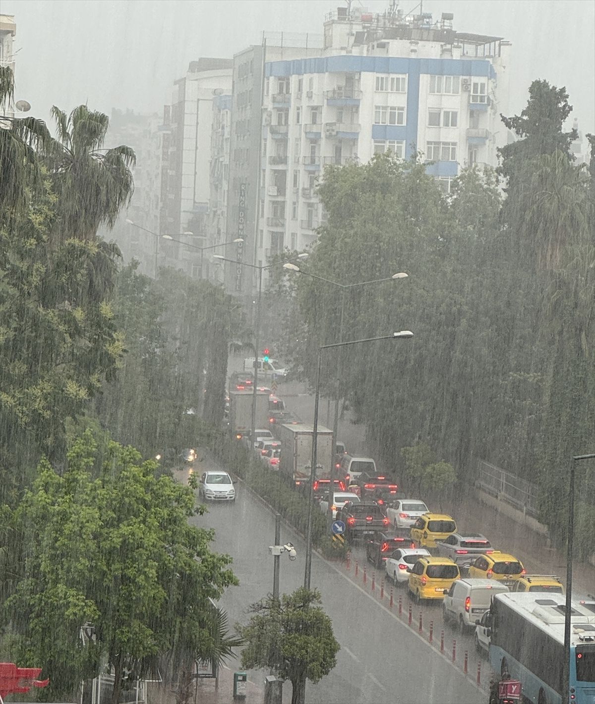 Antalya'da sağanak ve dolu etkili oldu