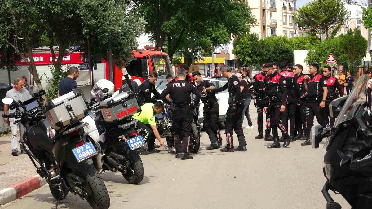 Antalya'da yunus timleri kaza yaptı: 2 polis yaralı
