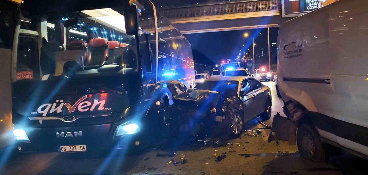 Ataşehir'de zincirleme kaza: Alkolü sürücü otobüse çarparak durabildi